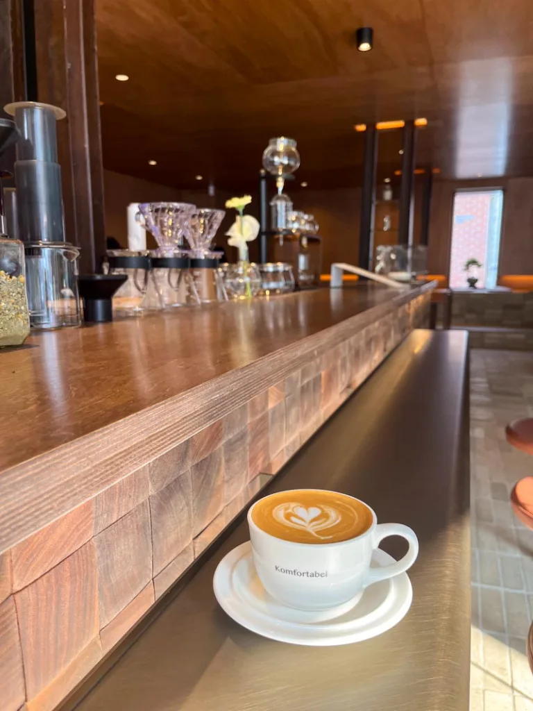 a latte on the bar at komfortabel cafe in seoul