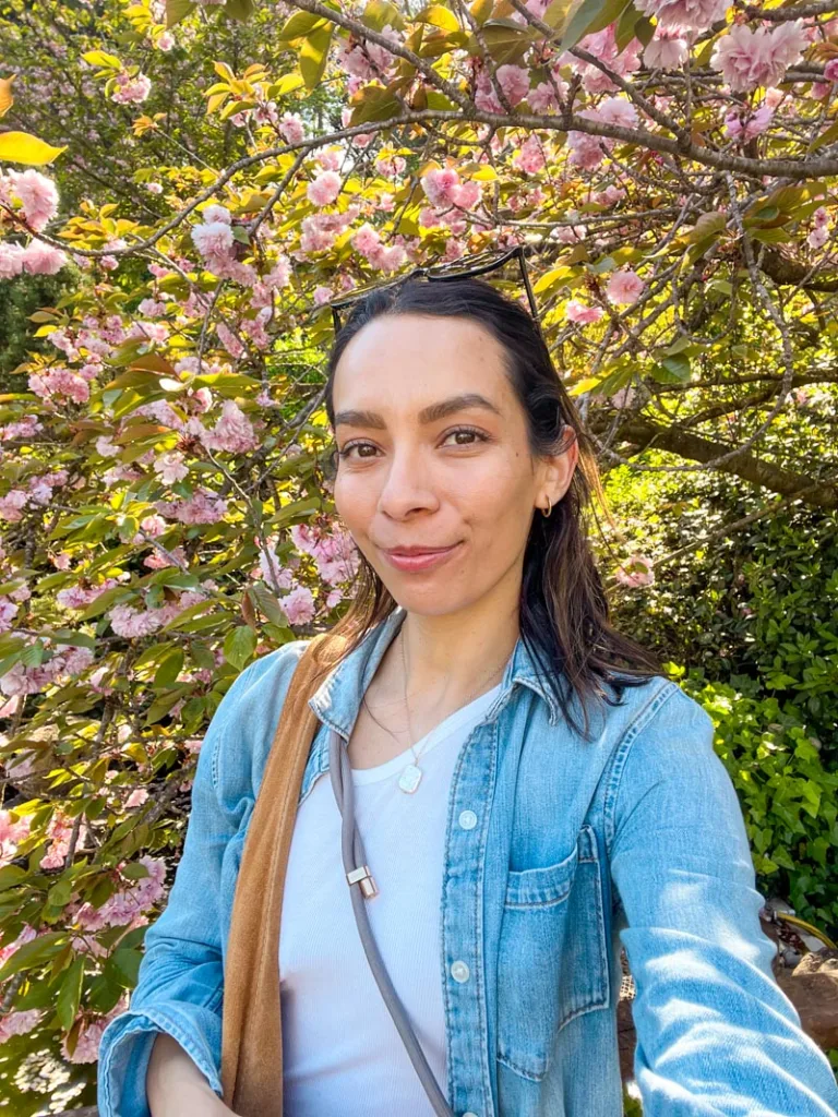 Selfie of a woan with cherry blossom branches at Trastevere's Botanical Garden