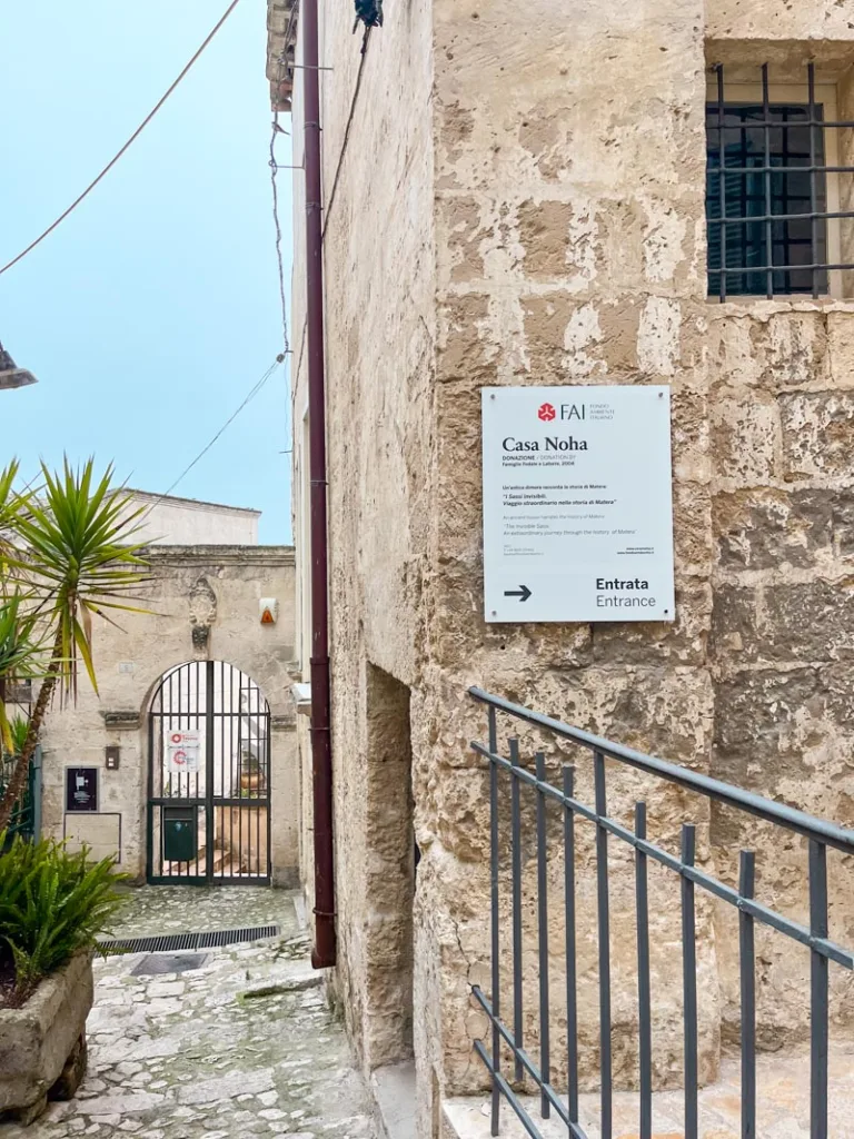 Sign pointing towards Casa Noha in Matera, Italy