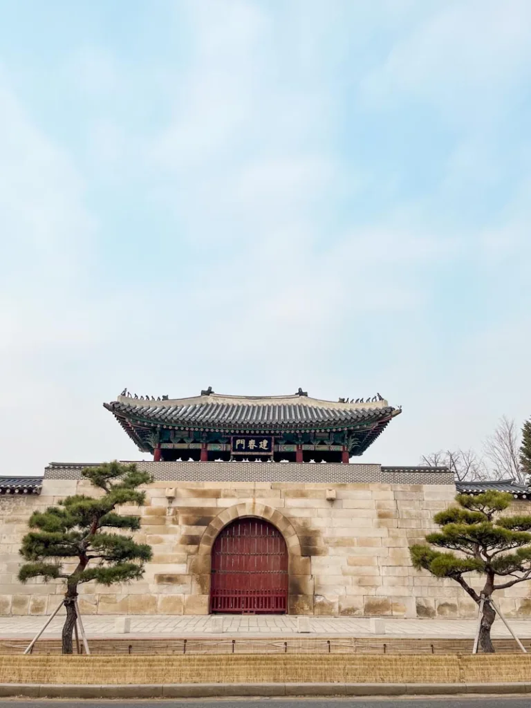 a main gate for the gyeongbokgung palace in seoul
