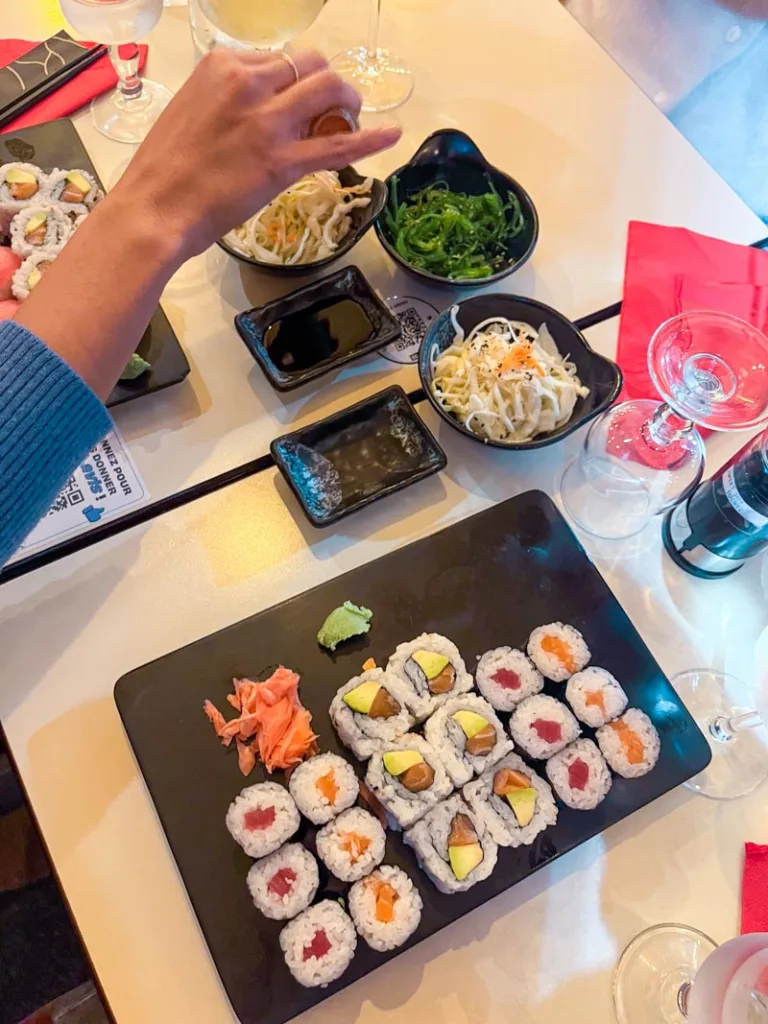 suhi set with salmon and tuna maki rolls and a california roll, a side salad, and a wakame salad at yoji osaka in paris